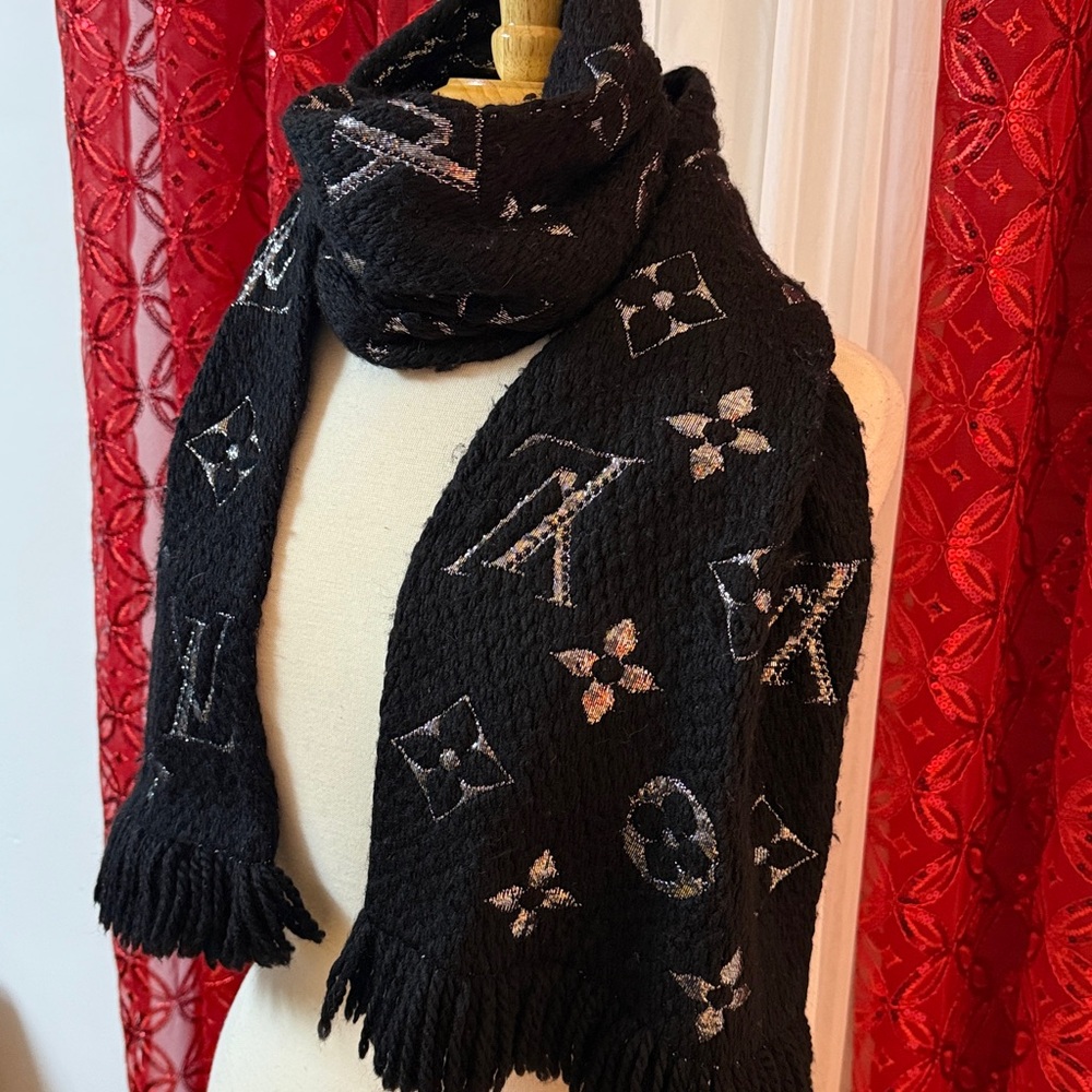 NWOT Louis Vuitton Logomania Black and Silver Metallic Winter Scarf